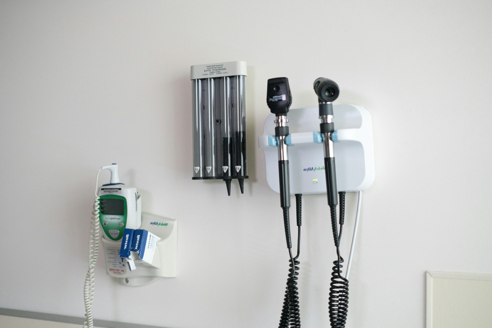 An der Wand montierte medizinische Diagnosegeräte.